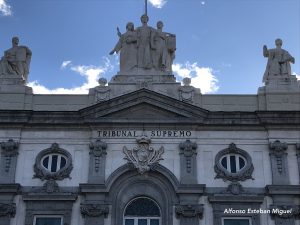 Fotografía de un detalle de la fachada principal del Tribunal Supremo en Madrid (España). Autoría: Alfonso Esteban Miguel.