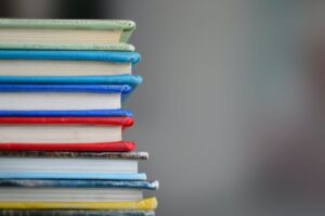 Una torre de libros. Autoría: Kimberley Farmer (Unsplash).