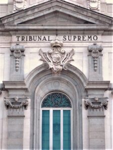 Detalle de la Fachada del Tribunal Supremo en Madrid. Autoría: Wikimedia Commons.