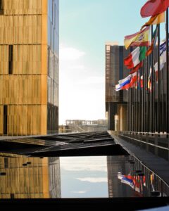 Vista desde lo alto de La Galería del Palacio del Tribunal de Justicia de la Unión Europea. Fuente: Katarina Dzurekova (Wikimedia Commons).