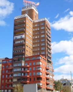 Bloque de viviendas en la Avenida de América (Madrid). Fuente: Zarateman (Wikimedia Commons).