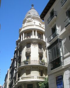 Edificio de viviendas en la Calle de la Reina (Madrid). Fuente: Zarateman (Wikimedia Commons).