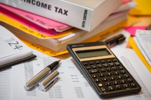 Impuesto sobre la renta, Calculadora y Contabilidad. Fuente: stevepb (Pixabay).