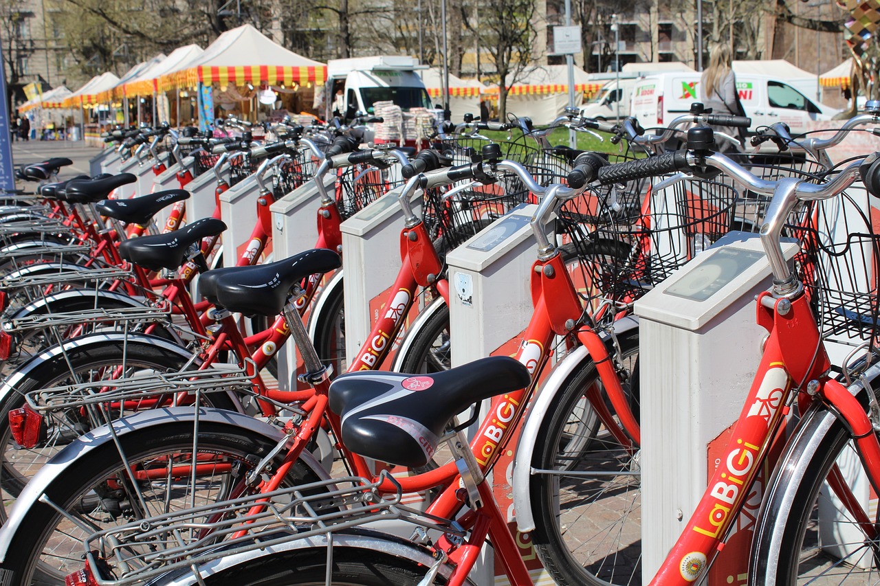 Estación de bicicletas públicas de color rojo.