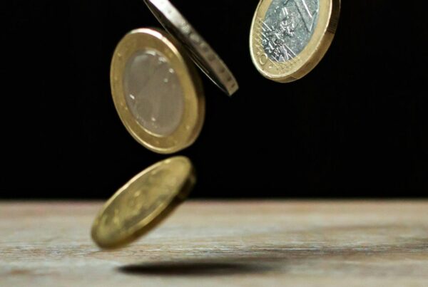 Monedas de un euro cayendo sobre una mesa