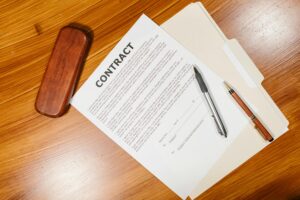 Contrato sobre una mesa de madera