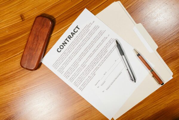 Contrato sobre una mesa de madera