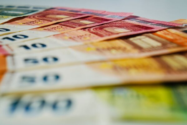 Se observan billetes de euros de distintas denominaciones