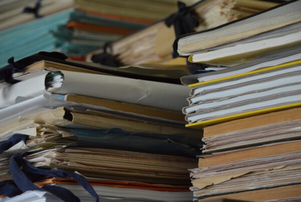 Se observan documentos y carpetas apiladas.