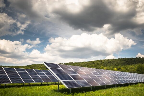 Foto de paneles solares al aire libre